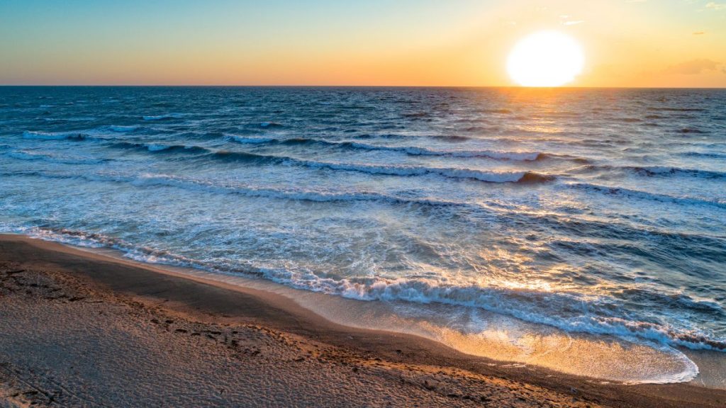 Tramonto sul mare con il sole all’orizzonte