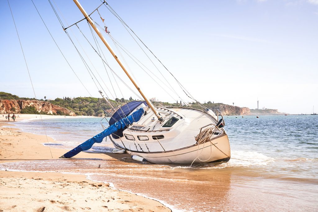 Una barca a vela arenata sulla spiaggia