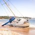 Una barca a vela arenata sulla spiaggia