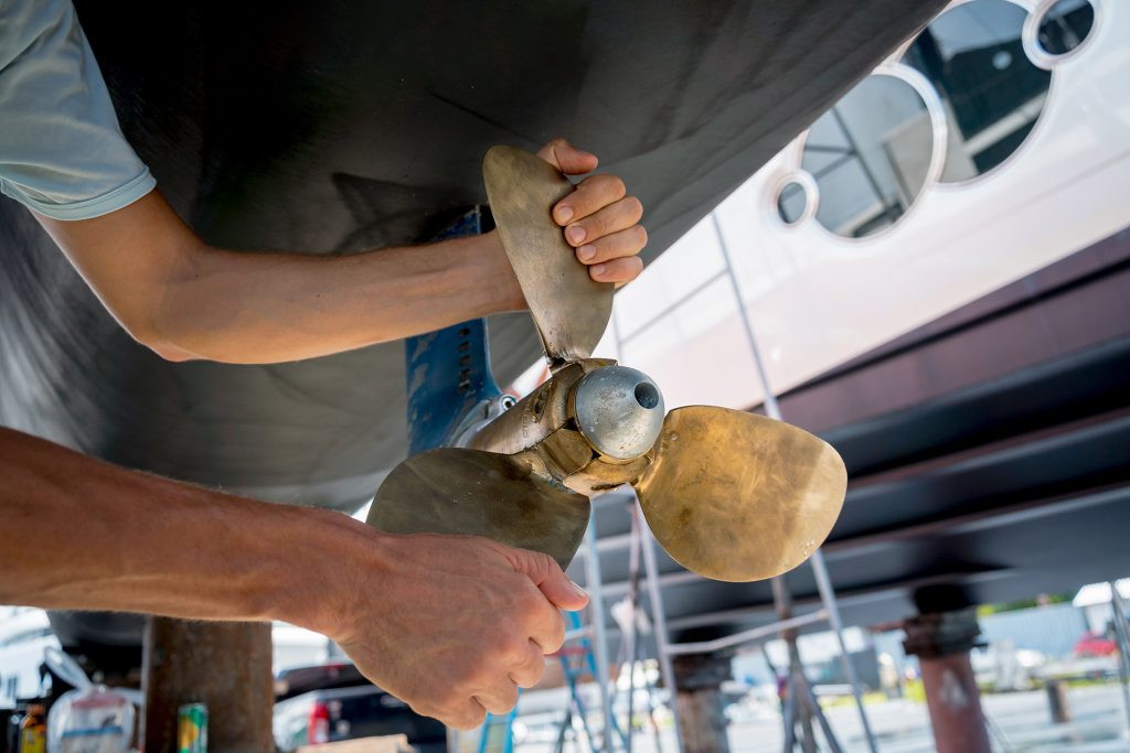 Refit e manutenzione di un'elica della barca