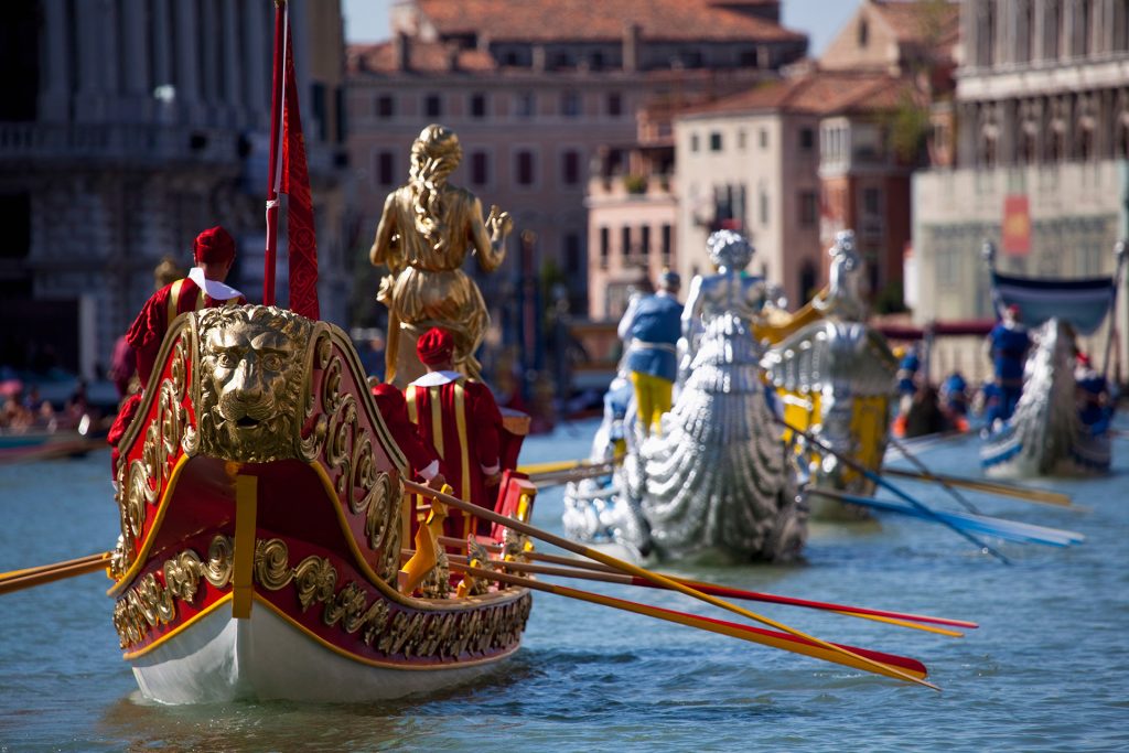 Alcune barche durante la Regata Storica di Venezia