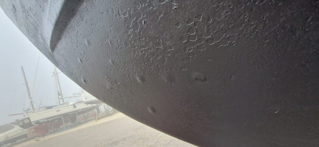Parte inferiore di uno scafo in vetroresina con problema di osmosi